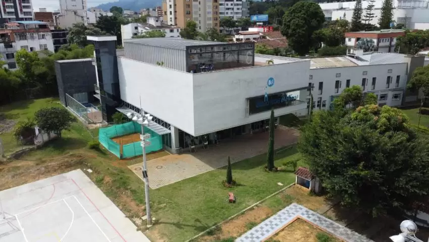 galería Recomiendan evacuar cuatro viviendas impactadas por la avioneta en Medellín